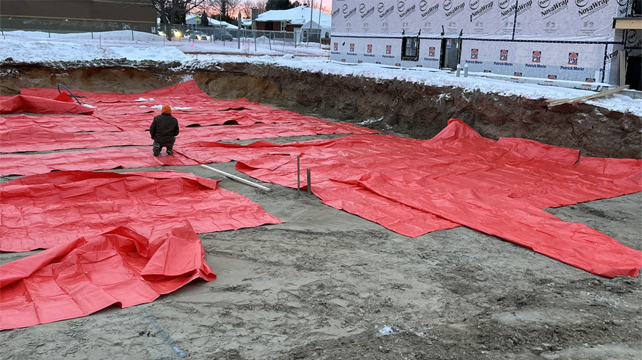 Préparation de fondation en hiver avec protection du sol et travaux d’excavation résidentielle